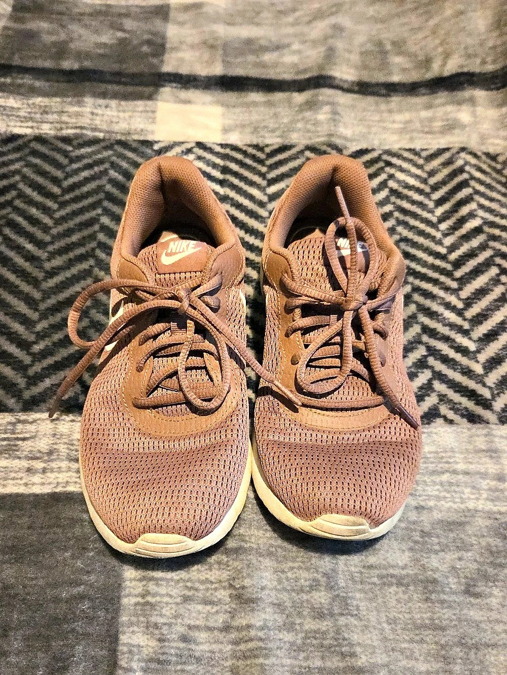 Nike Tanjun Sneakers US 8.5 Brown & White